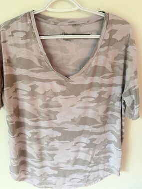 Philosophy Pink & Tan Camo V-Neck Short Sleeve Top